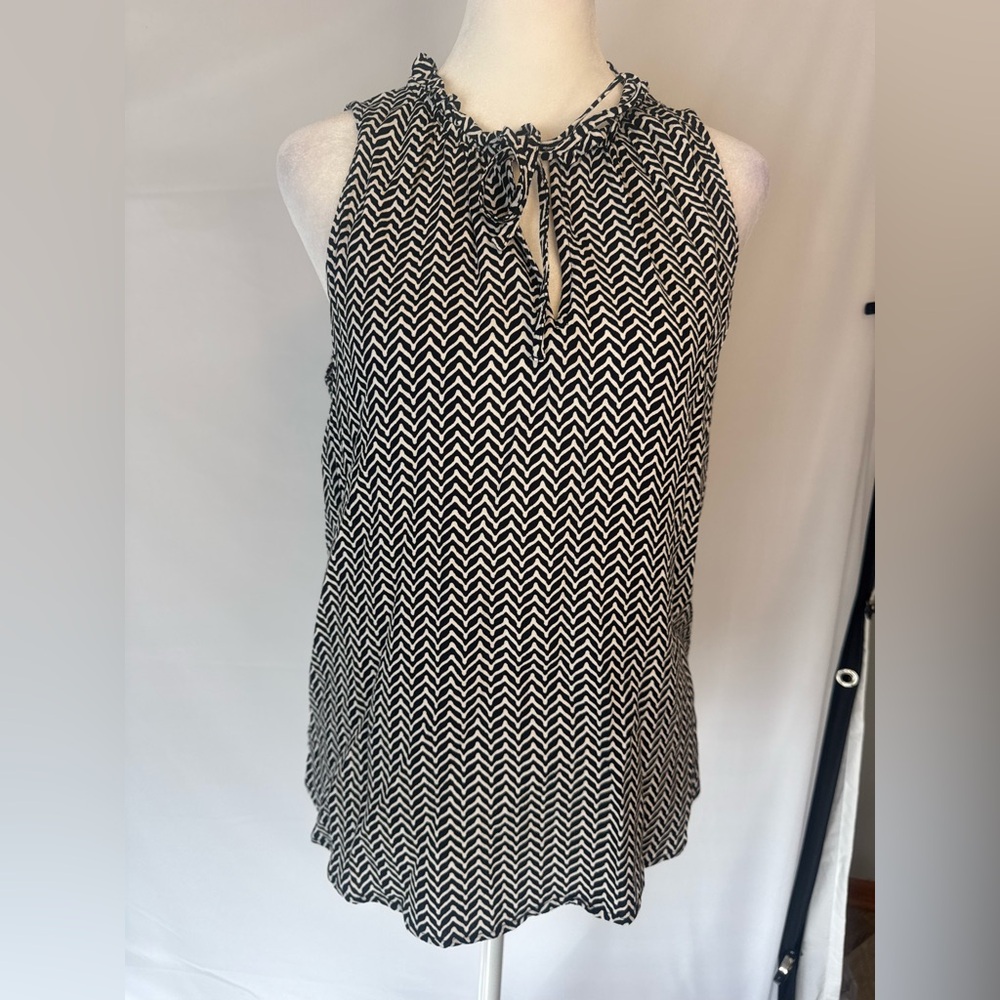 LOFT Black and White Zigzag Pattern Sleeveless Blouse
